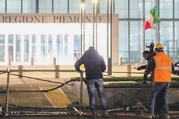 Un crollo al grattacielo per le raffiche di vento: una donna in ospedale