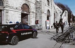 Sulla bici le impronte di chi l&rsquo;ha lanciata: caccia al suo volto sulle telecamere Gtt