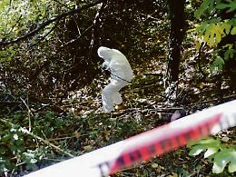 Il giallo del cadavere senza nome trovato da un fotografo in un dirupo