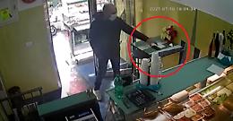 Lascia il locale incustodito: il ladro ne approfitta in un lampo