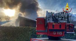 Incendio in abitazione in legno a Bussoleno: ingenti danni [FOTO]