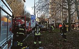 Un inferno nelle case popolari: intossicati 20 anziani, un ferito