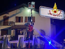 Tetto di una casa in fiamme a Chiusa di San Michele [LE FOTO]
