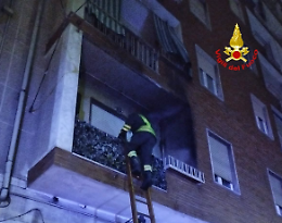 Crescentino, donna cade in casa e non riesce a rialzarsi: salvata dai vigili del fuoco