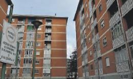 Inquilini cacciano gli abusivi: «Noi costretti a fare le ronde»