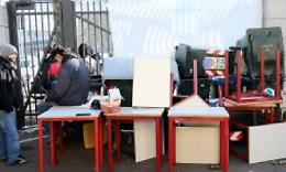 Scuola occupata, barricate e scontri. Il preside: «Ignoranti e prepotenti»