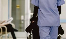 «Paga e ti faccio assumere»: la truffa alle Oss in ospedale