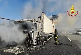 Camion in fiamme sull'A4 nel Torinese, traffico in tilt