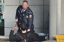 Guardia punta la pistola contro attivista: video shock nell’occupazione della Rai