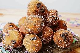 Gustose frittelle di Carnevale con crema, zabaione e uvetta