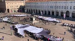Piazza San Carlo diventa un'opera d'arte pubblica con la performance di Jr [VIDEO]