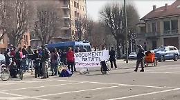 "Documenti per tutti, repressione per nessuno": presidio davanti all'ufficio immigrazione di Torino [VIDEO]