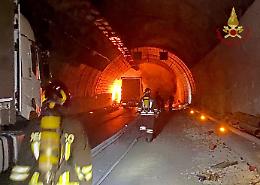 Un camion a fuoco in galleria: l’A32 chiusa fino a domani [FOTO E VIDEO]