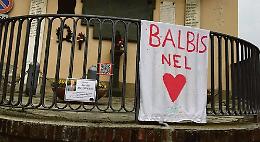 Sui balconi i manifesti dei bambini contro la chiusura della scuola Balbis