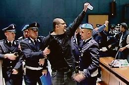 Cospito resta al carcere duro, gli anarchici: «La pagherete»
