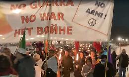 Un anno di guerra in Ucraina: fiaccolata per la pace a Torino [VIDEO]