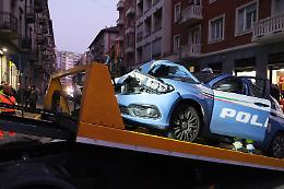 Inseguimento a Torino, volante della Polizia si schianta contro escavatore fermo [FOTO]