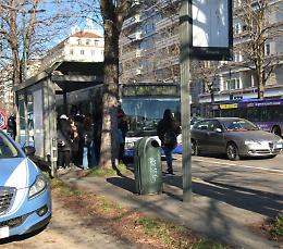 Torino, “ci sono spacciatori a bordo”: scattano i controlli sui bus della linea 5 [LE FOTO]