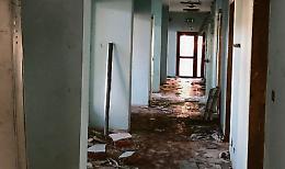 Via Nizza, giù il palazzo degli orrori: «Qui vivevamo tra siringhe e crack»