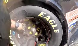 NASCAR, il pit-stop lampo dalla visuale del meccanico