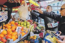 La siccità e il maltempo fanno volare i prezzi. Frutta e verdura: +40%