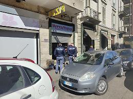 Quattro negozi forzati nella notte: caccia al ladro di via Di Nanni