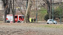 Torino, paura ai Giardini Reali: uomo minaccia il suicidio, le forze dell'ordine lo salvano [LE FOTO]