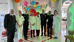 Visita dei carabinieri ai bimbi ricoverati all'ospedale Regina Margherita di Torino