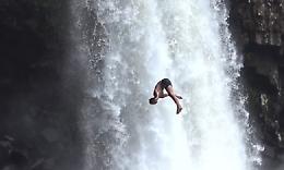 L'arte del cliff diving: tuffo mozzafiato in slow motion