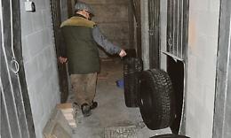 Portoni rotti e rifiuti in cantina: tutti i guai del complesso Atc