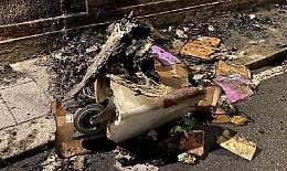 Bombe carta nei cassonetti: una notte di fuoco in centro