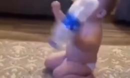 Il neonato e la bottle flip: la reazione è tenerissima!