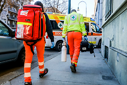 Ragazza trovata incosciente in via Reiss Romoli: sospetta overdose, &egrave; in codice rosso
