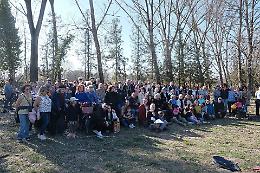 La protesta dei cittadini tra danze e arti marziali: «Giù le mani dal parco»