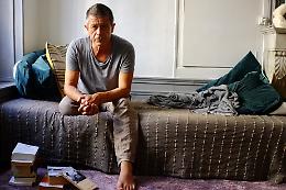 Emmanuel Carrère nella "scatola di legno bianco" del processo per la strage del Bataclan