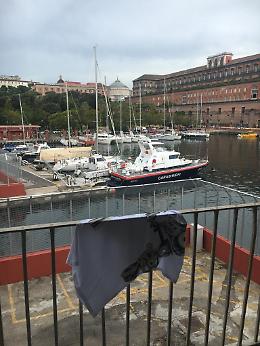 Tutti pazzi per le T-shirt di “Mare fuori” ideate nel cuore delle Langhe