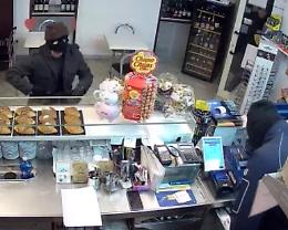 Assalti a tabaccherie, negozi e farmacie: coppia di rapinatori finisce in manette