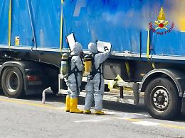 Il cassone di un Tir perde rifiuti pericolosi, arriva l'Nbcr