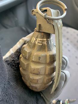 Una valigia piena di bombe a mano, granate e mine. Arrivano gli artificieri