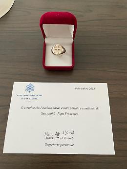 Truffatore vendeva in tutto il mondo falsi anelli di papa Francesco e autografi della Regina Elisabetta