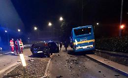 Si schianta contro un bus, perde la vita una 45enne