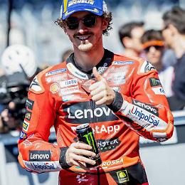 Nella Sprint Race Bagnaia lascia subito il segno
Batte Marquez all'ultimo giro e prende 12 punti