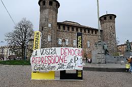 “Girotondo” anarchico in piazza Castello per Cospito
e a Milano hackerati anche i distributori di sigarette