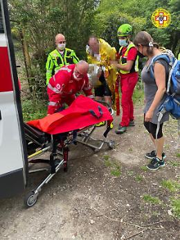 Ciclista in ospedale con un ramo conficcato nella gamba