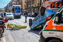 Folle carambola in via Di Nanni, muore un ciclista