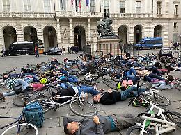 Ciclista investito e ucciso: scatta la protesta con un flash mob (video)