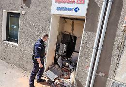 Fanno esplodere il bancomat, caccia alla banda della marmotta