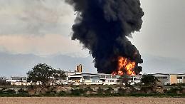Enorme incendio in un'azienda chimica