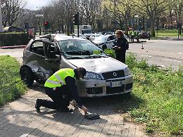 L’auto si ribalta nello scontro: anziano grave in ospedale