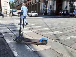 Anche i non vedenti contro i monopattini: una petizione per fermare il noleggio